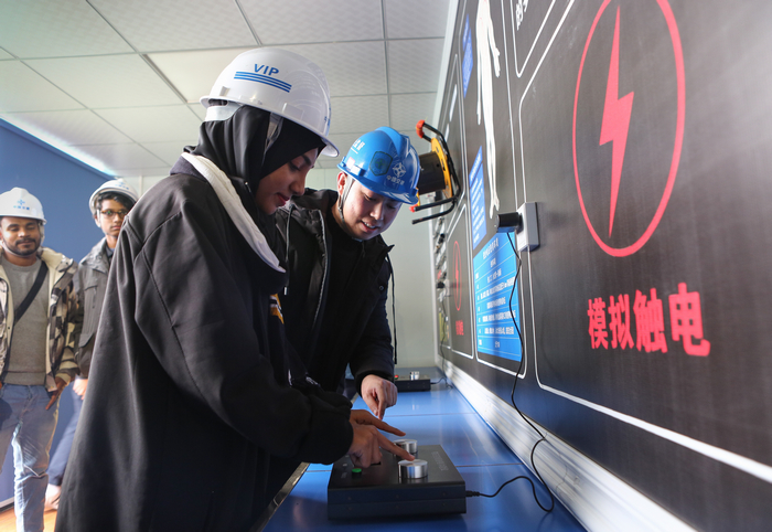 马尔代夫学生在白居寺长江大桥清静体验馆感受模拟电击 (2).jpg