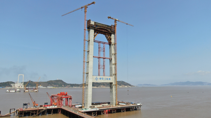 温州瓯江北口大桥南塔乐成封顶 郭孟春 摄.jpg