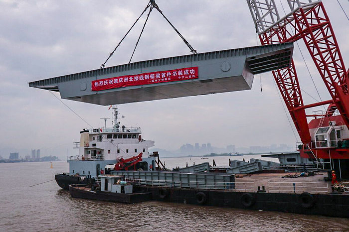 道庆洲项目北接线钢箱梁首件吊装乐成 (2).jpg