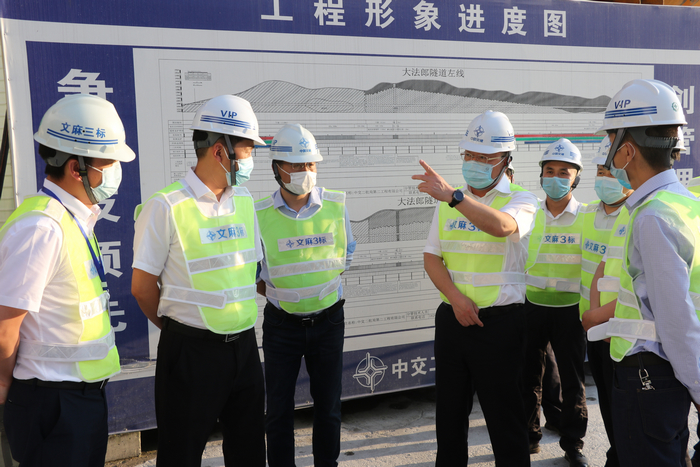 优德88官网网站二航局党委书记、董事长由瑞凯到文麻高速项目开展事情调研 (3).jpg