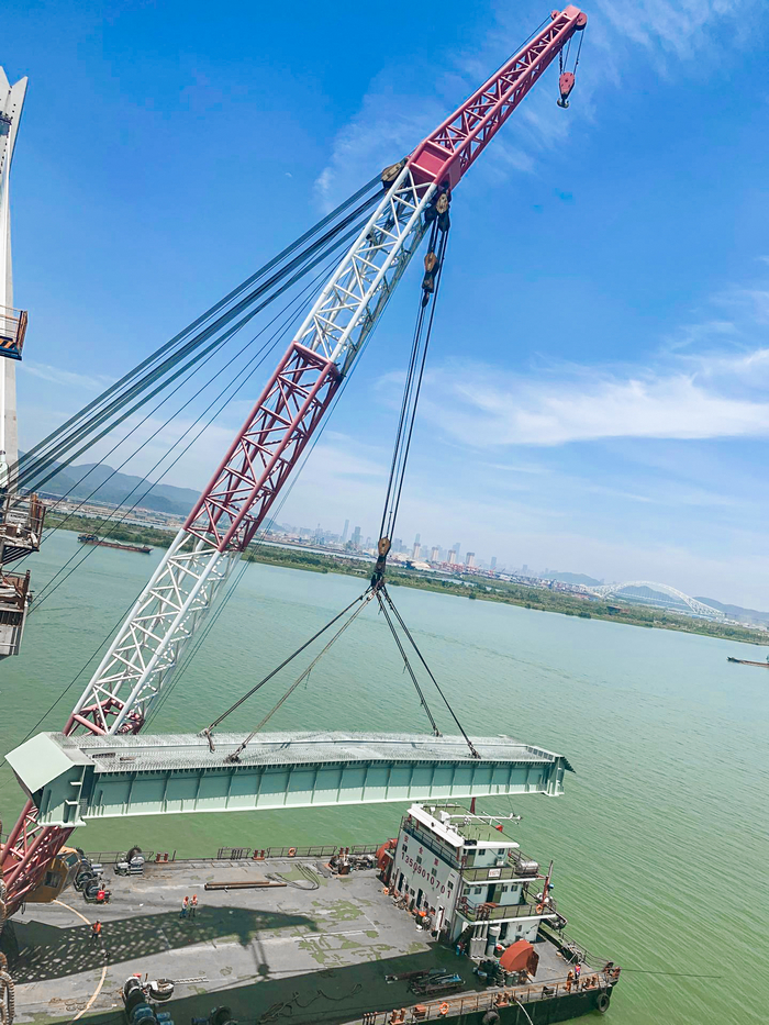7 洪鹤大桥HHTJ3标边跨端横梁顺遂吊装.jpg