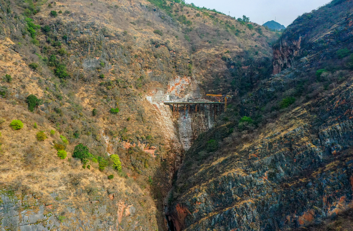 1 ɽ¹ÈÉî´¦µÄ°¢¿Ï¶¯´óÇÅÊ©¹¤ÇéÐÎ.jpg