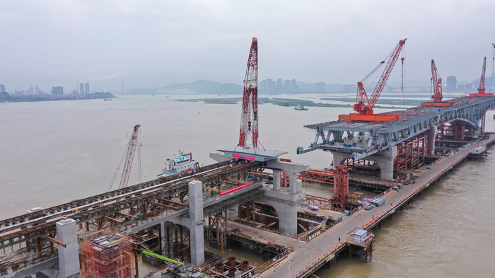 道庆洲项目北接线钢箱梁首件吊装乐成 (1).jpg