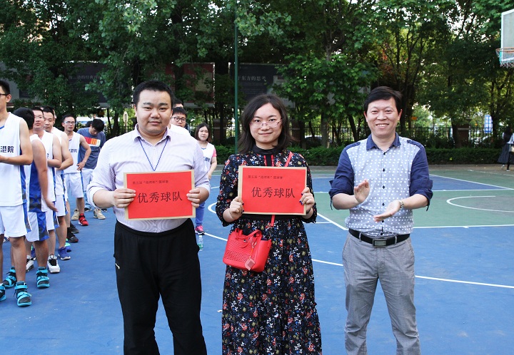7、优异球队领奖.jpg